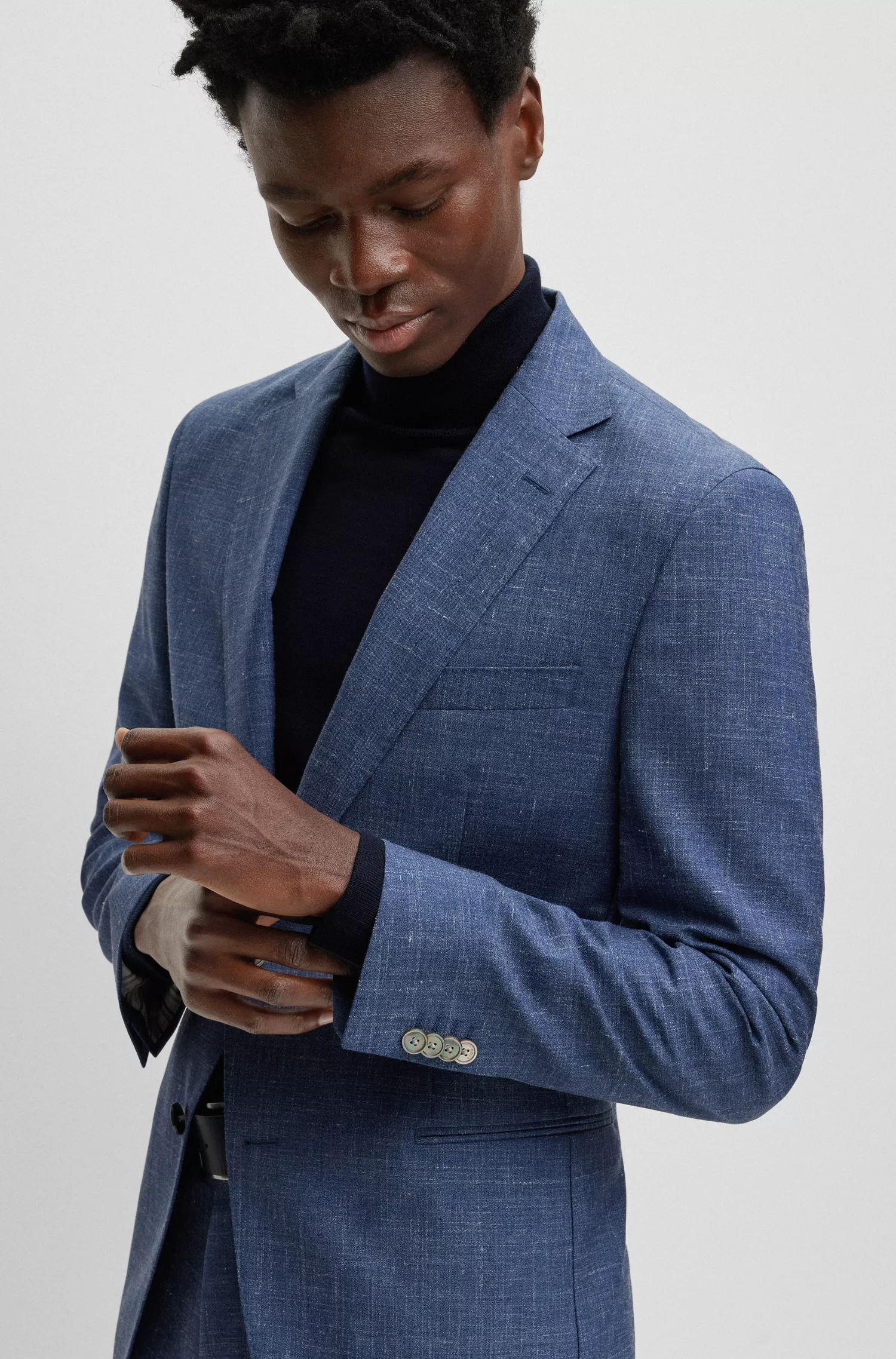 Terno BOSS preto slim fit em lã, seda tussah e linho.