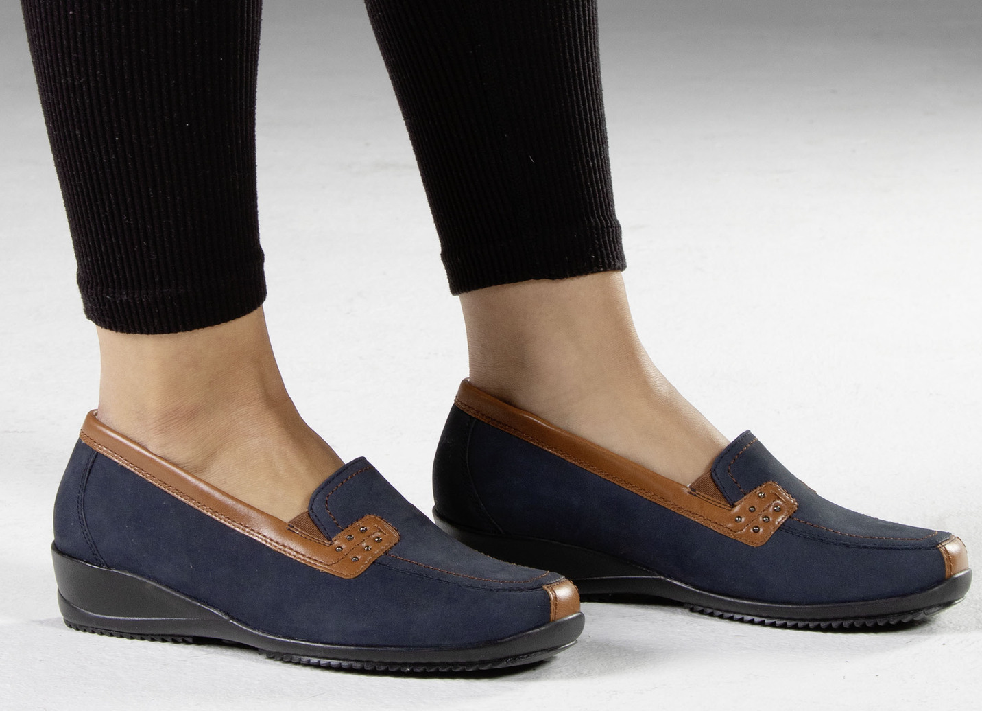 Waldläufer Slipper mit Ziernieten und seitlichen Gummizügen