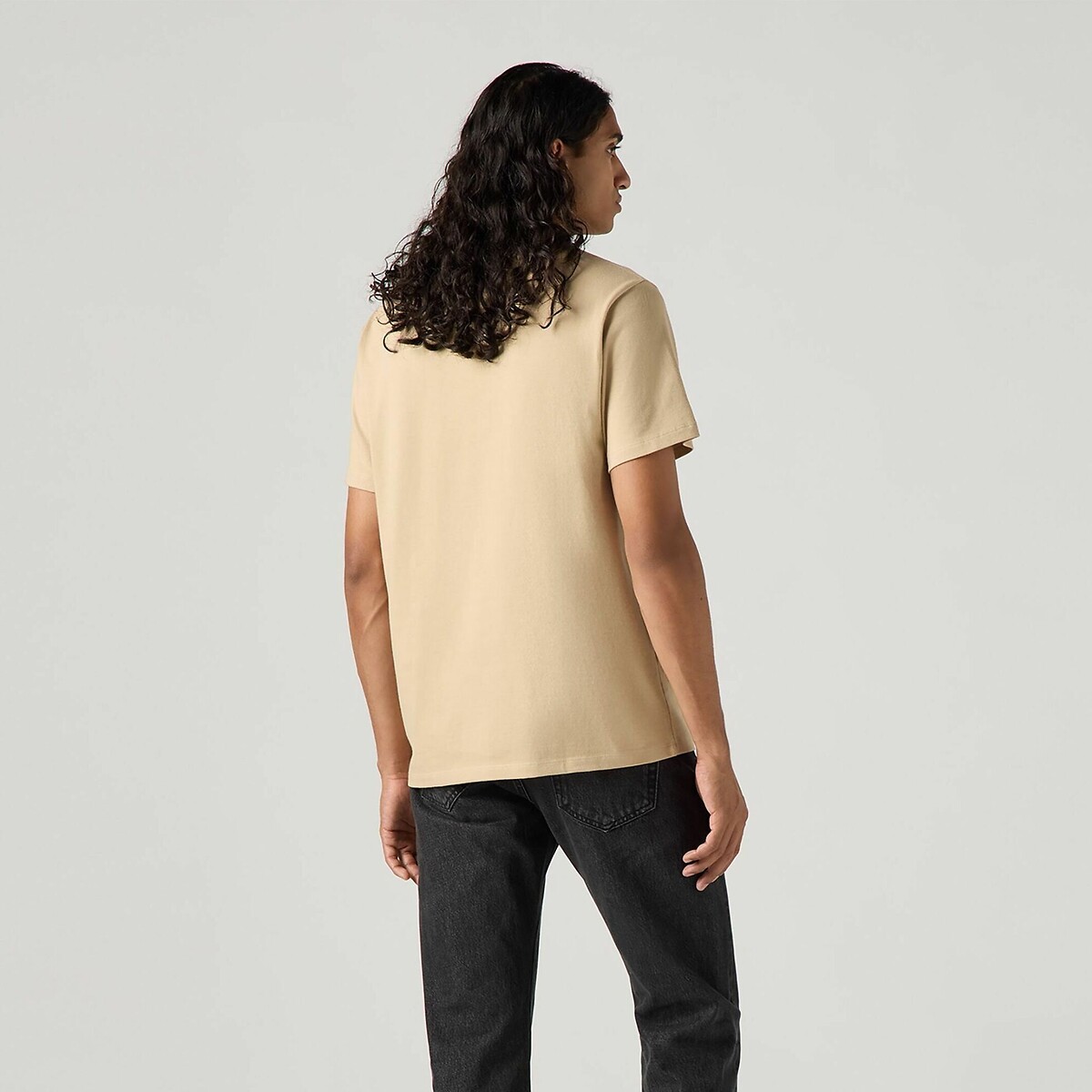 Camiseta LEVI'S com gola redonda e mangas curtas.