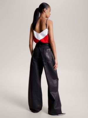 Calça jeans preta revestida de cintura média e modelagem relaxada