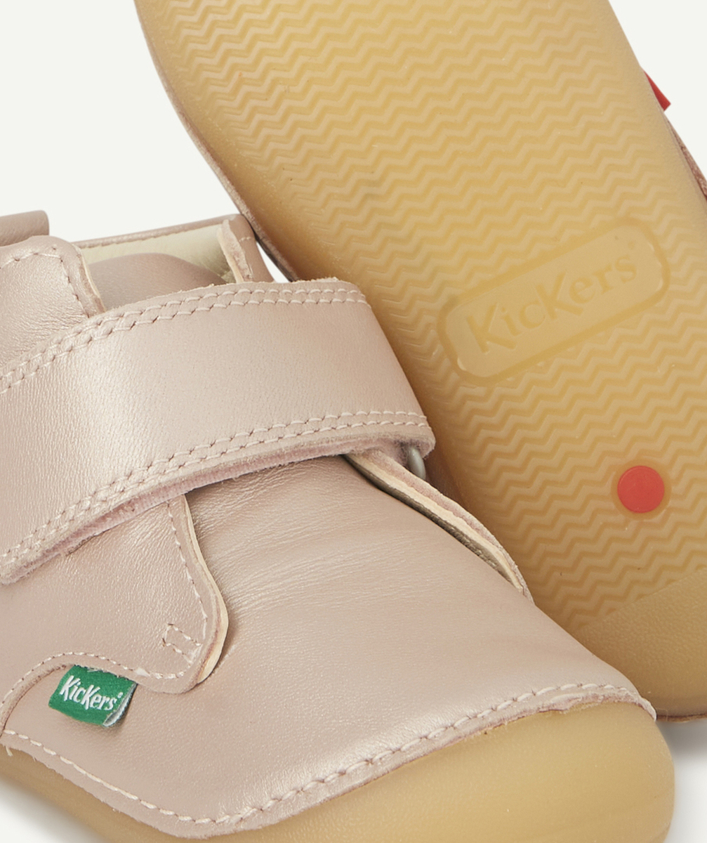 KICKERSBOTTINES BÉBÉ EN CUIR ROSE PÂLE BRILLANT AVEC SCRATCH
