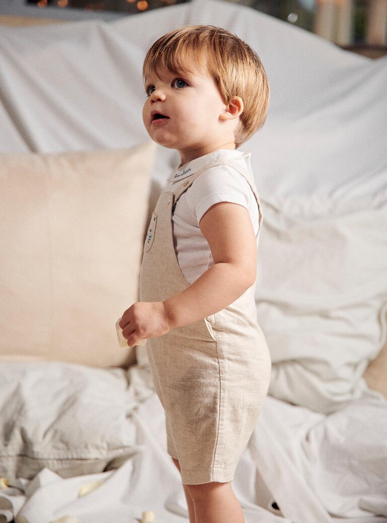 Salopette courte beige en lin et body écru