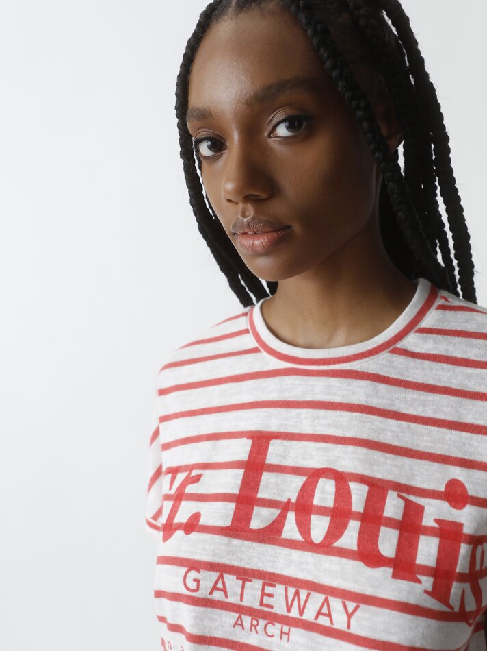 Camiseta listrada estampada - Branca/vermelha