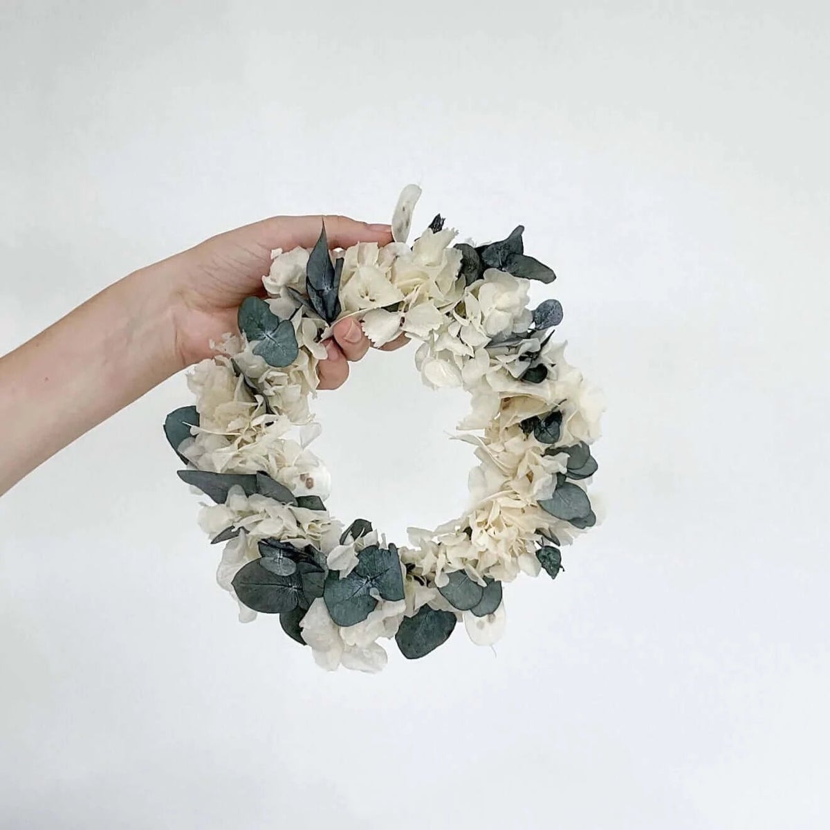Adventskrans met gedroogde bloemen voor op een kaarsenplateau