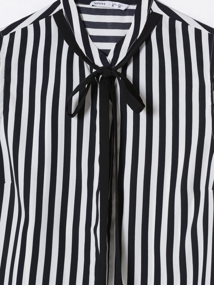 Camisa com gravata no pescoço - Preta/branca