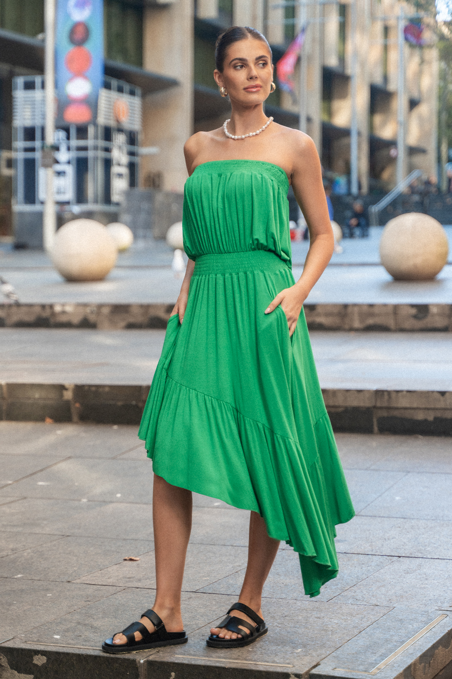Robe tube avec ourlet à volants asymétriques verte