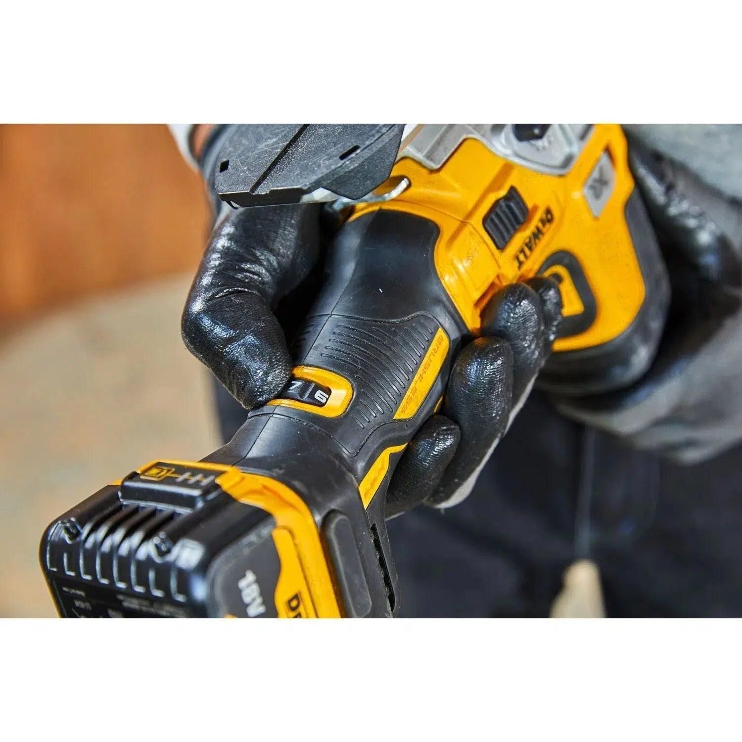 DeWALT DCS335NT Accu decoupeerzaag 18V XR Basic Body in TSTAK