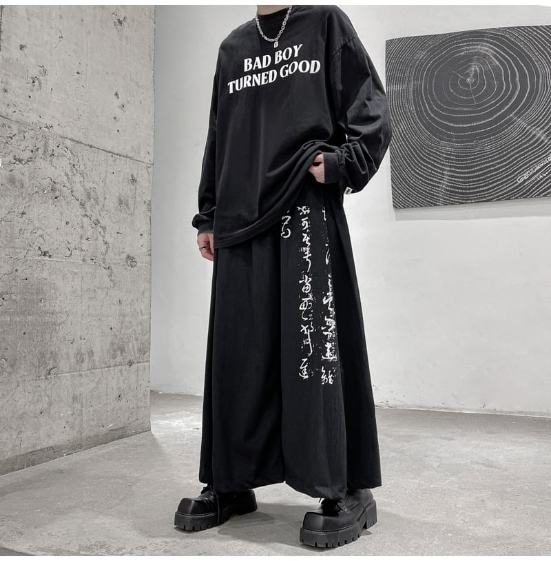 Patow - Middelhoge, wijde broek met Chinese karakterprint