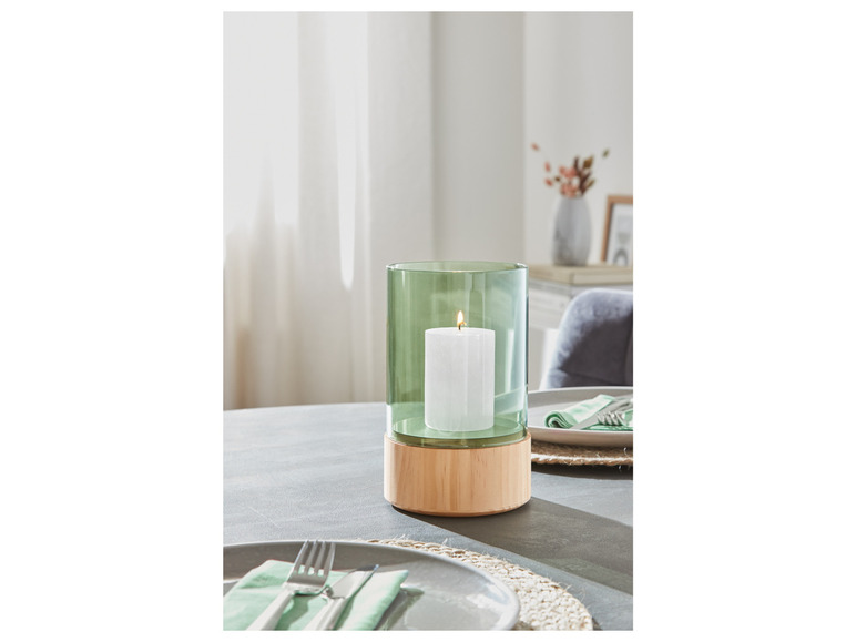 Glazen windlicht met houten voet