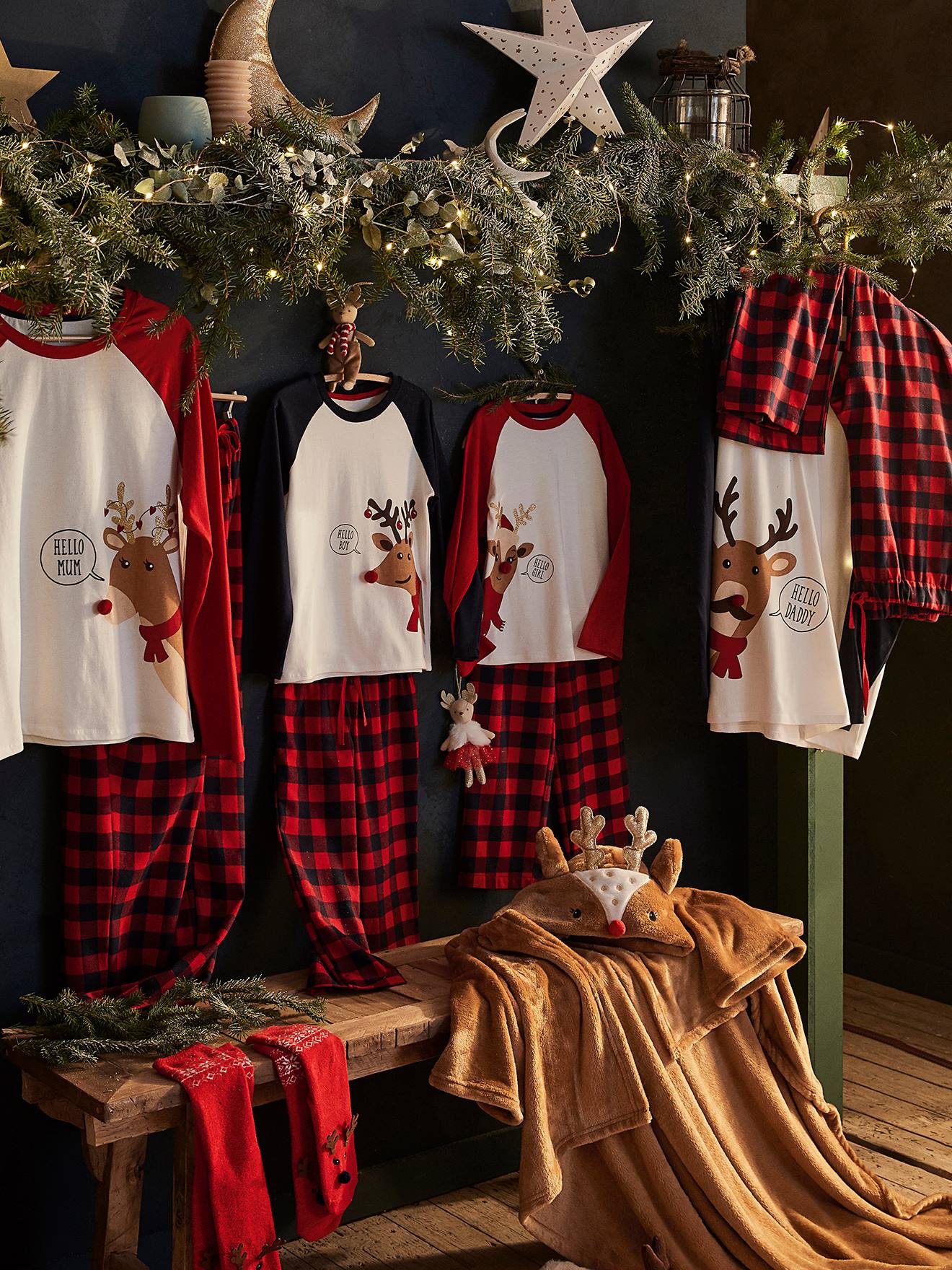 Coleção especial de pijamas natalinos masculinos, pijamas lisos bege claro para toda a família com estampas.