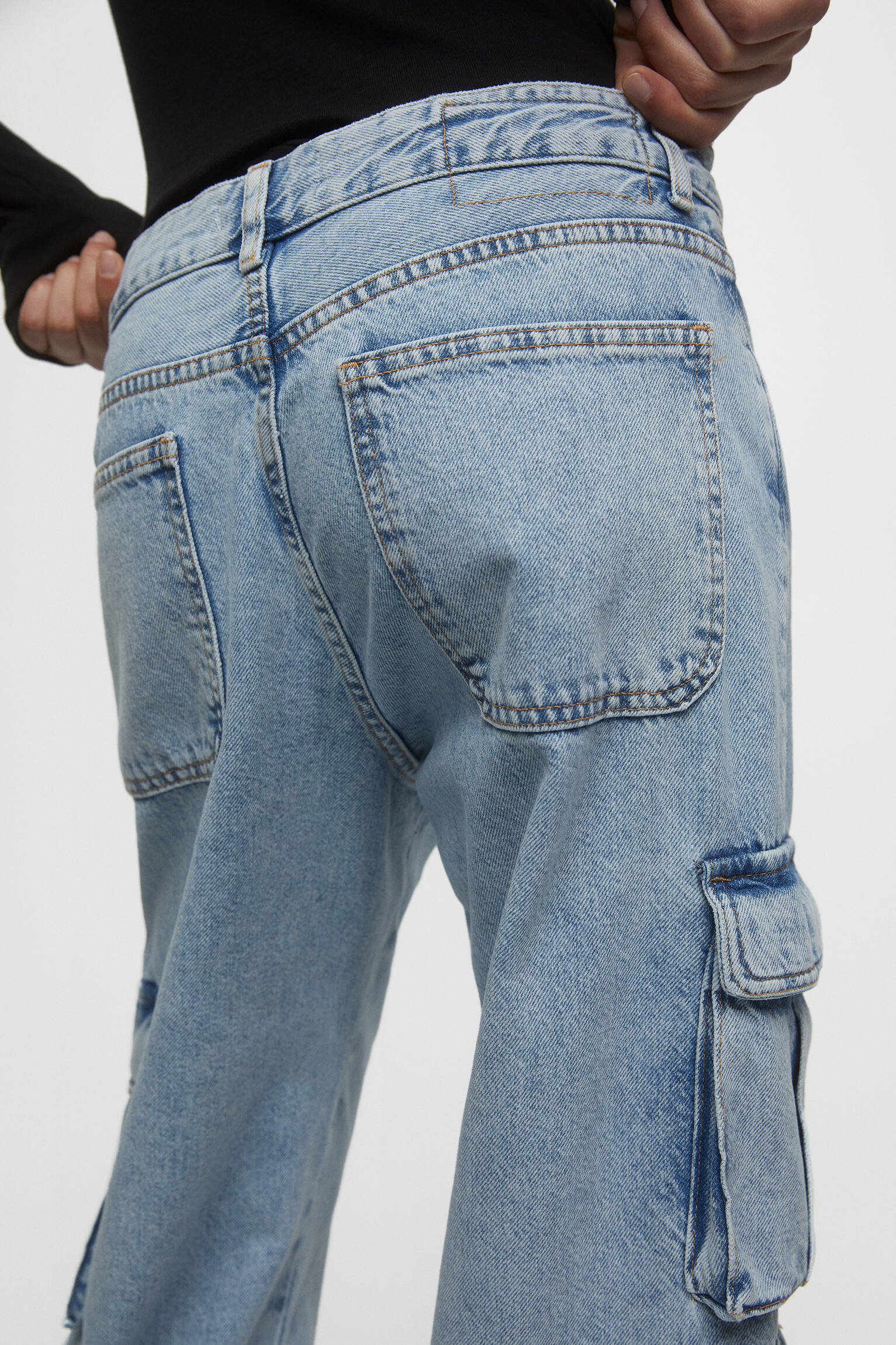Calça jeans cargo de cintura baixa - azul médio