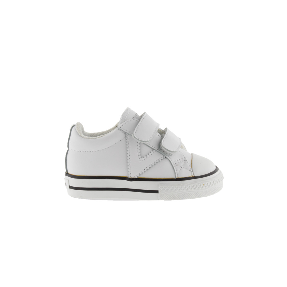 Tênis Victoria Tribu monocromático branco em couro sintético com fecho de velcro.