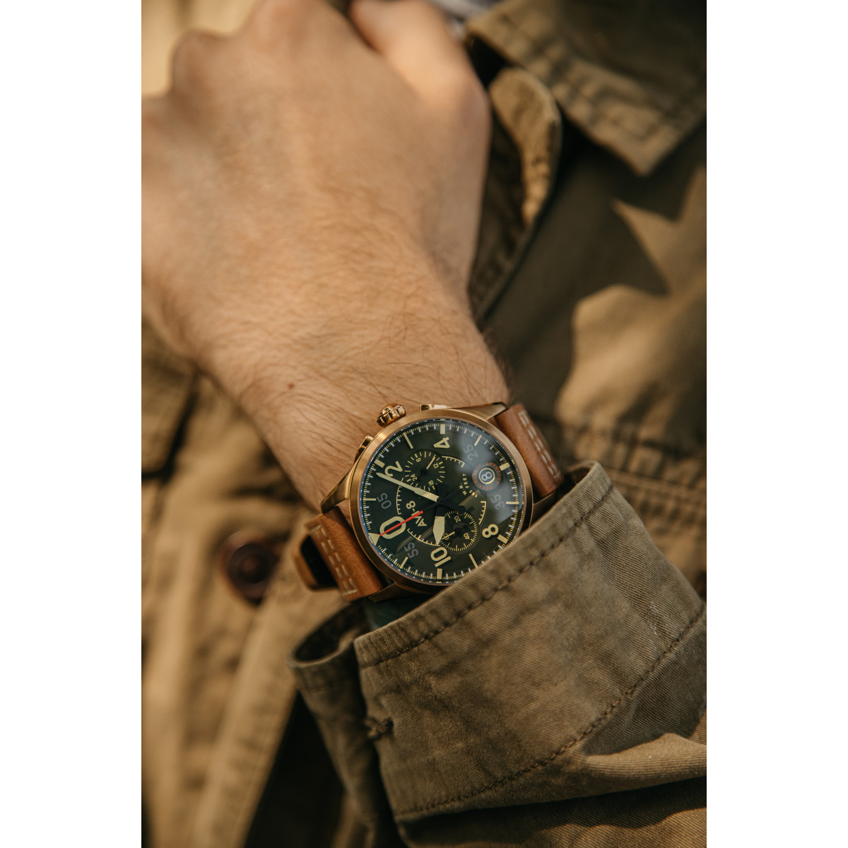 Montre AVI 8 Spitfire homme acier doré bracelet cuir caramel