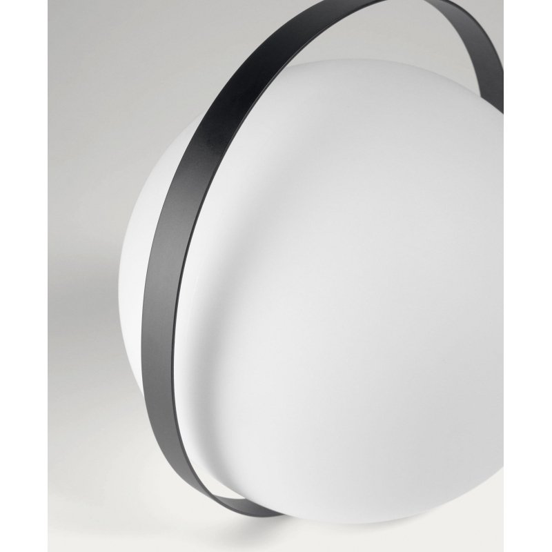 Lampe à poser nomade Dinesh avec poignée en acier noir