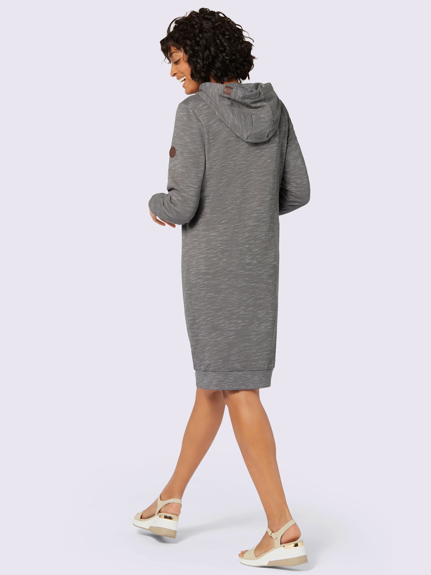 Robe en matière sweat qualité coton doux sur la peau