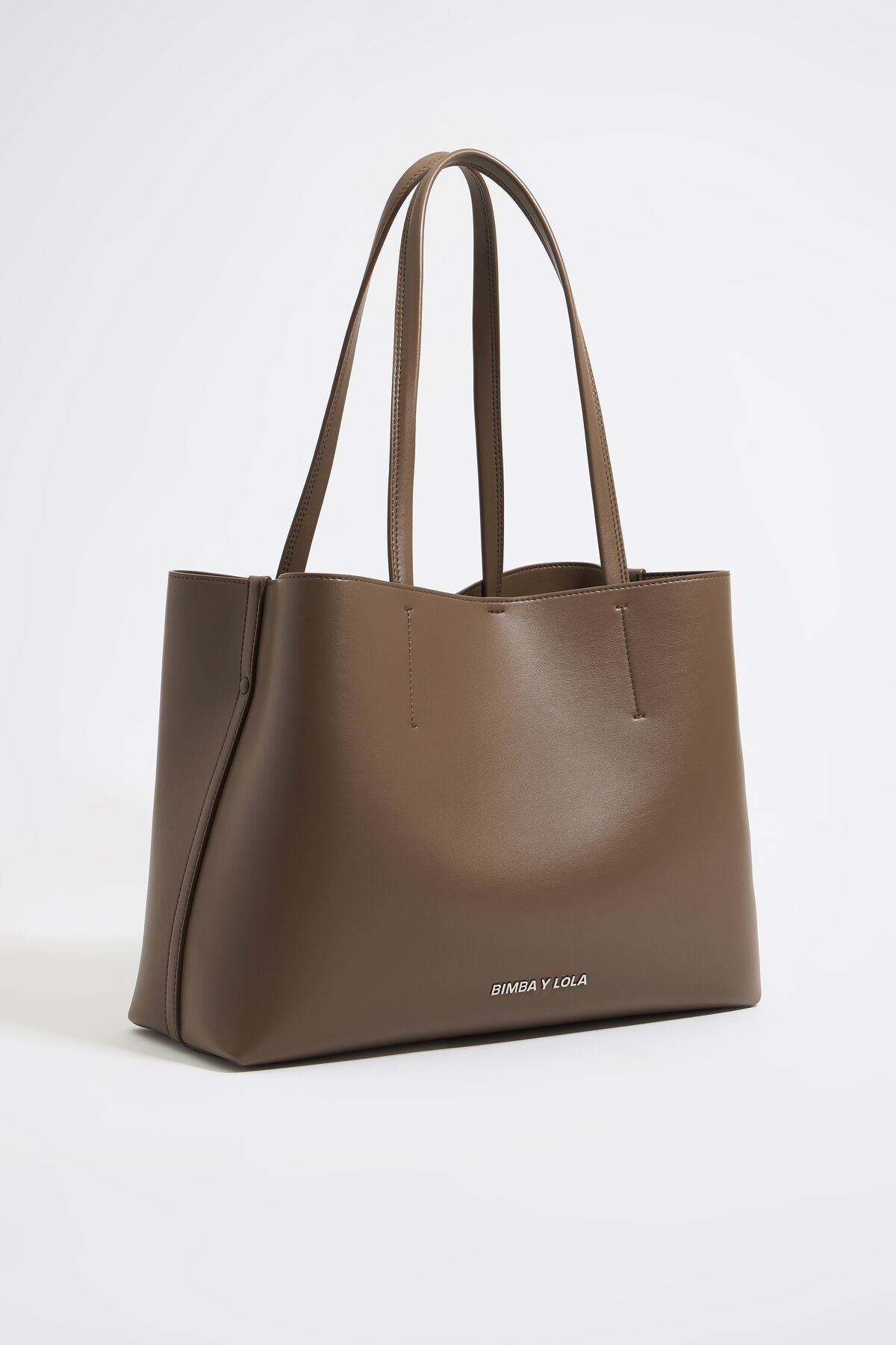 Bolsa grande estilo Chihuahua em couro taupe escuro.