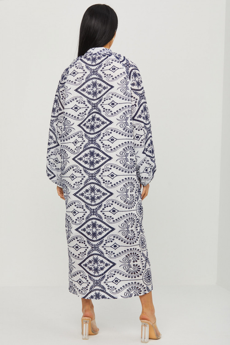 Robe blanche à motifs géométrique bleu foncé