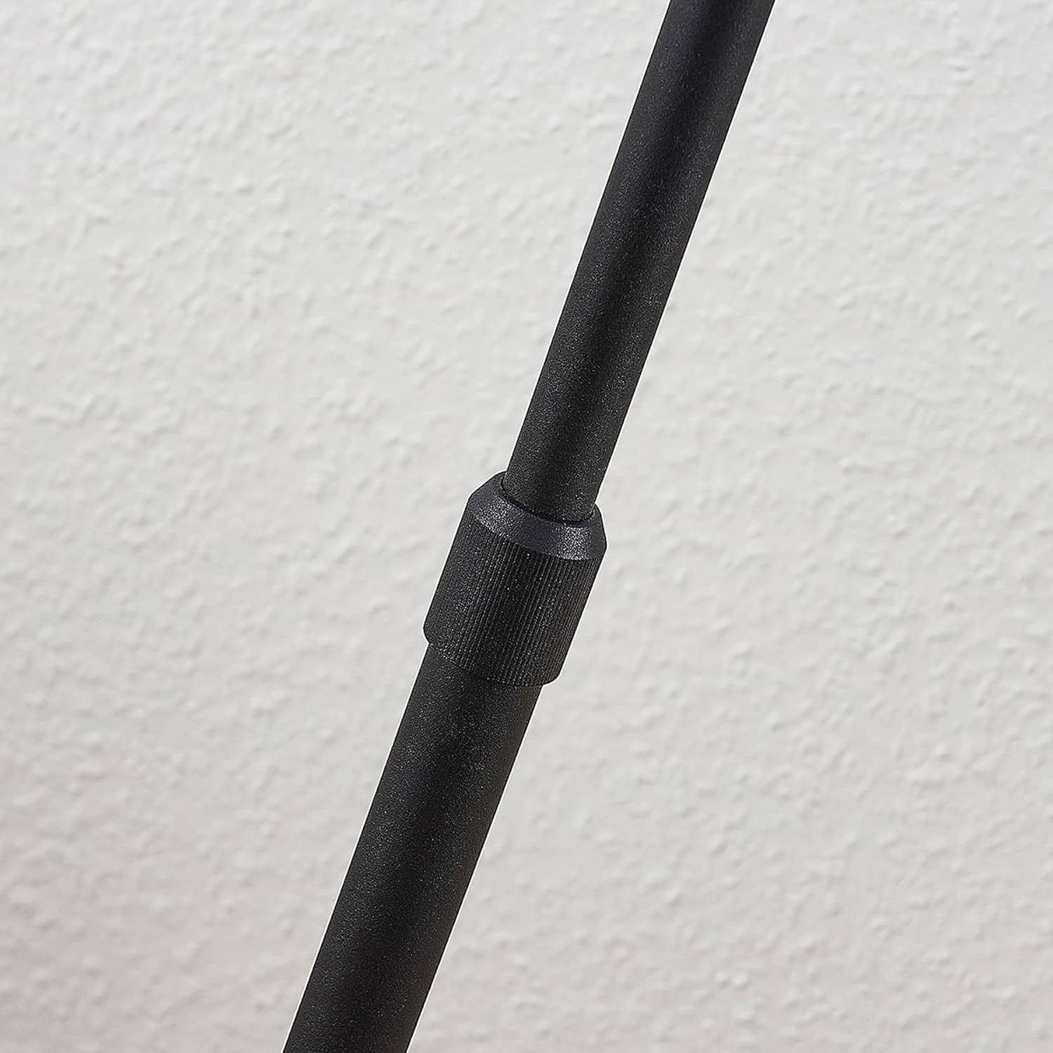 Lindby Stehlampe Schwarz Gold, Stehleuchte Metall mit Fußschalter, Standleuchte Lampenkopf schwenkbar, 1x E27 Fassung max. 60W, ohne Leuchtmittel