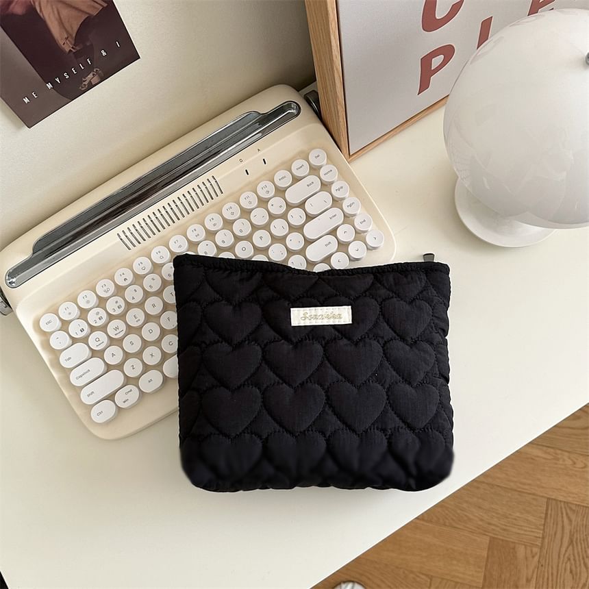 Bitabis - Gewatteerde make-uptas / clutch met letters en hartjesmotief