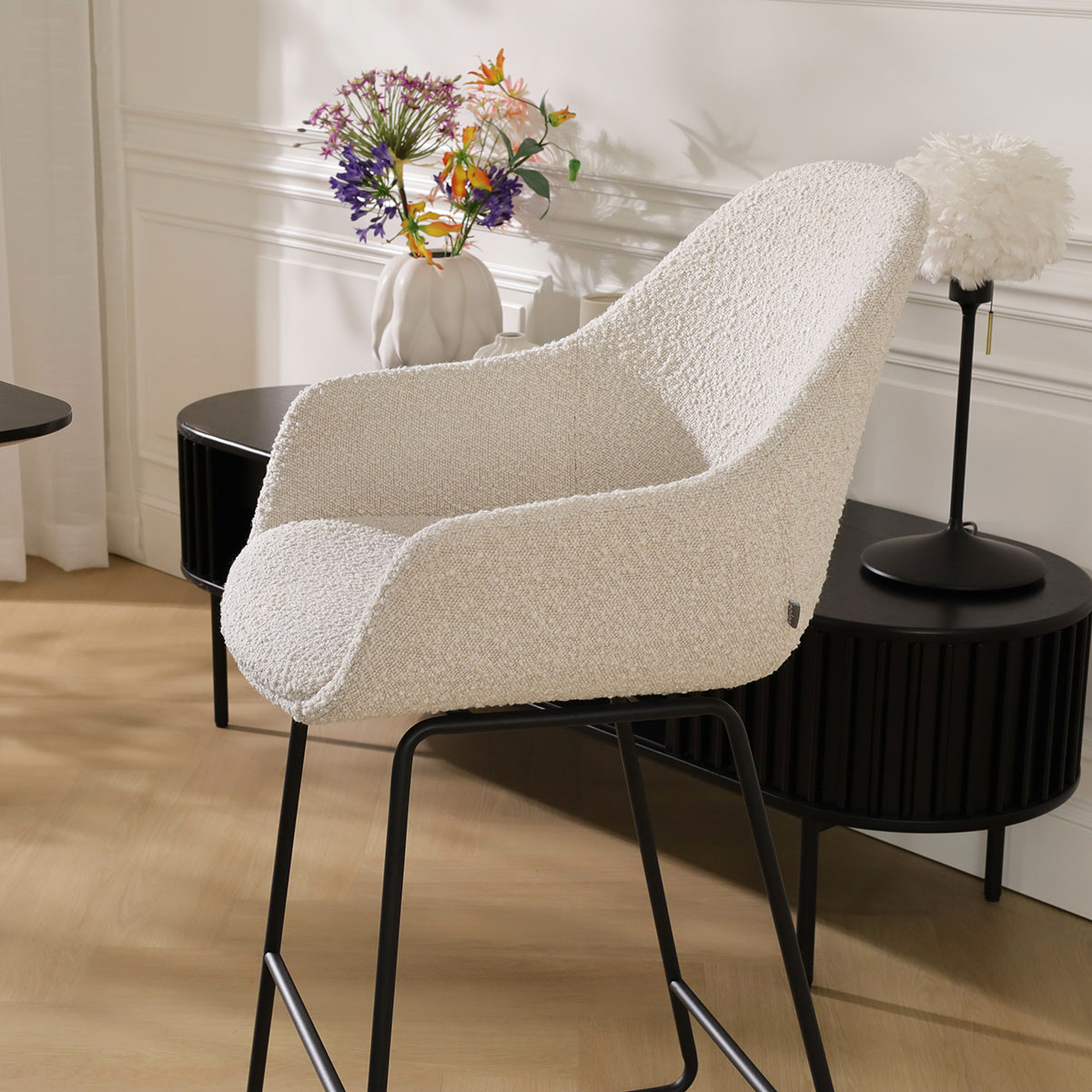 Barkruk Nino-Mae bouclé beige - zwart onderstel - 65 cm