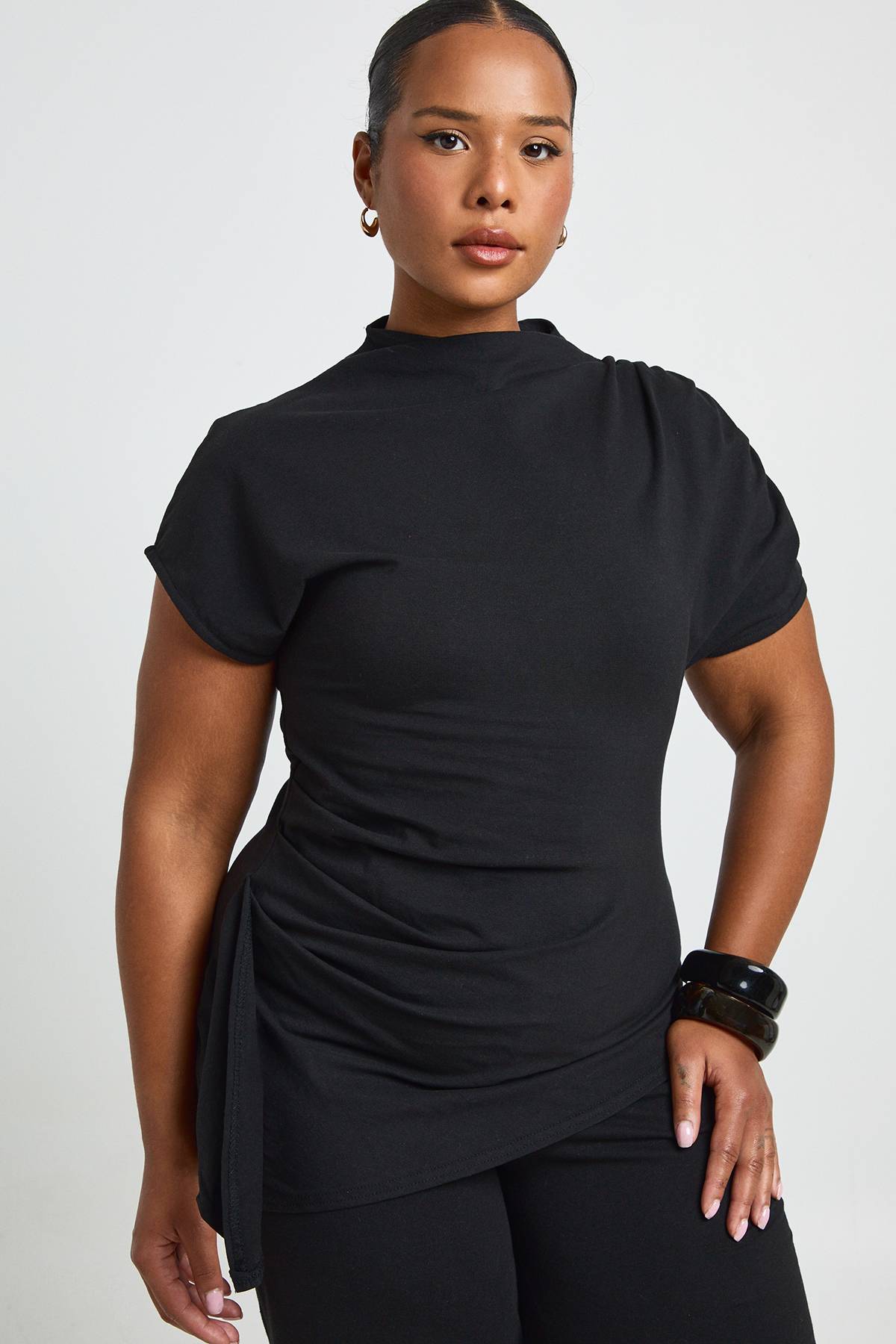 boohoo T-shirt Grande Taille À Col Montant Intégré, Taille Cintrée Et Détail Drapé Sur Le Côté