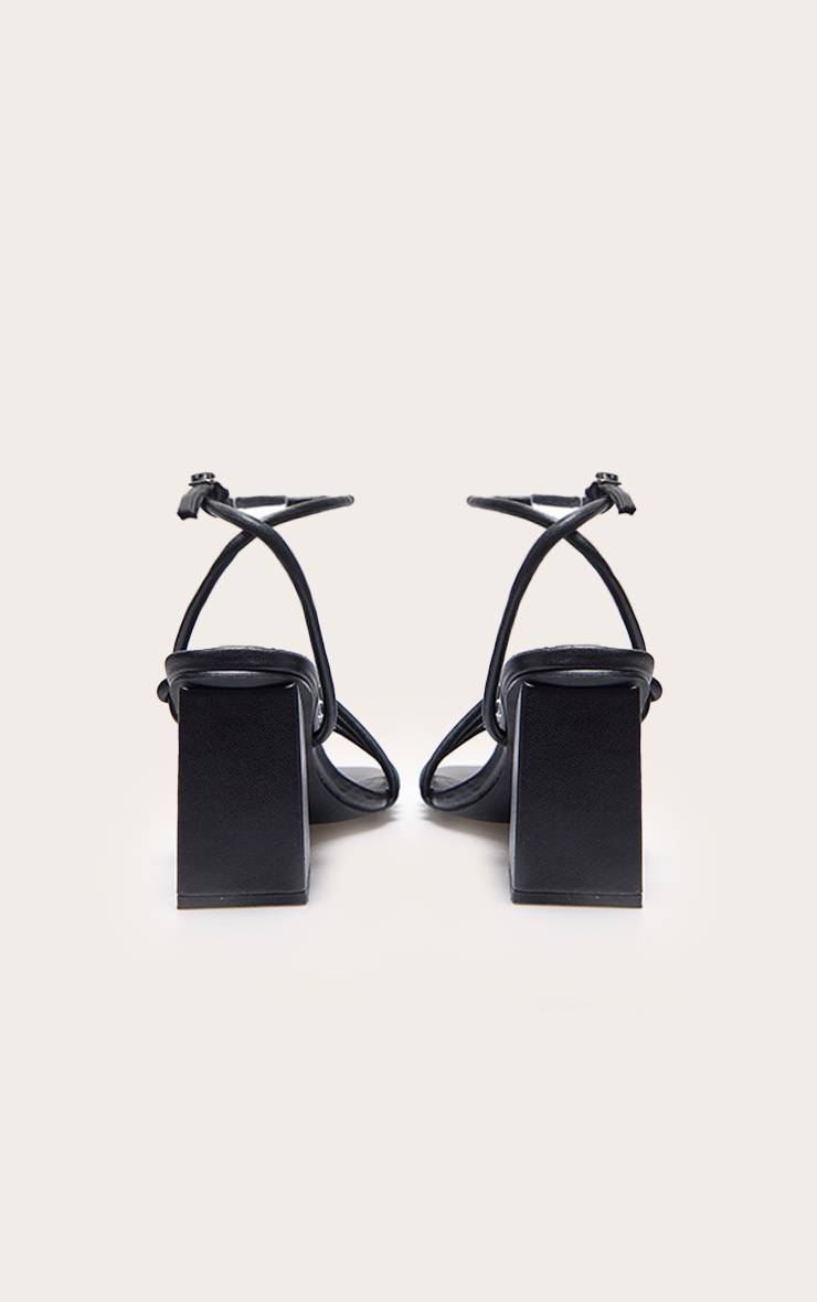 Noir Sandales À Talons Carrés Asymétriques En SYNTHÉTIQUE Avec Brides Tubulaires Et Bout Carré
