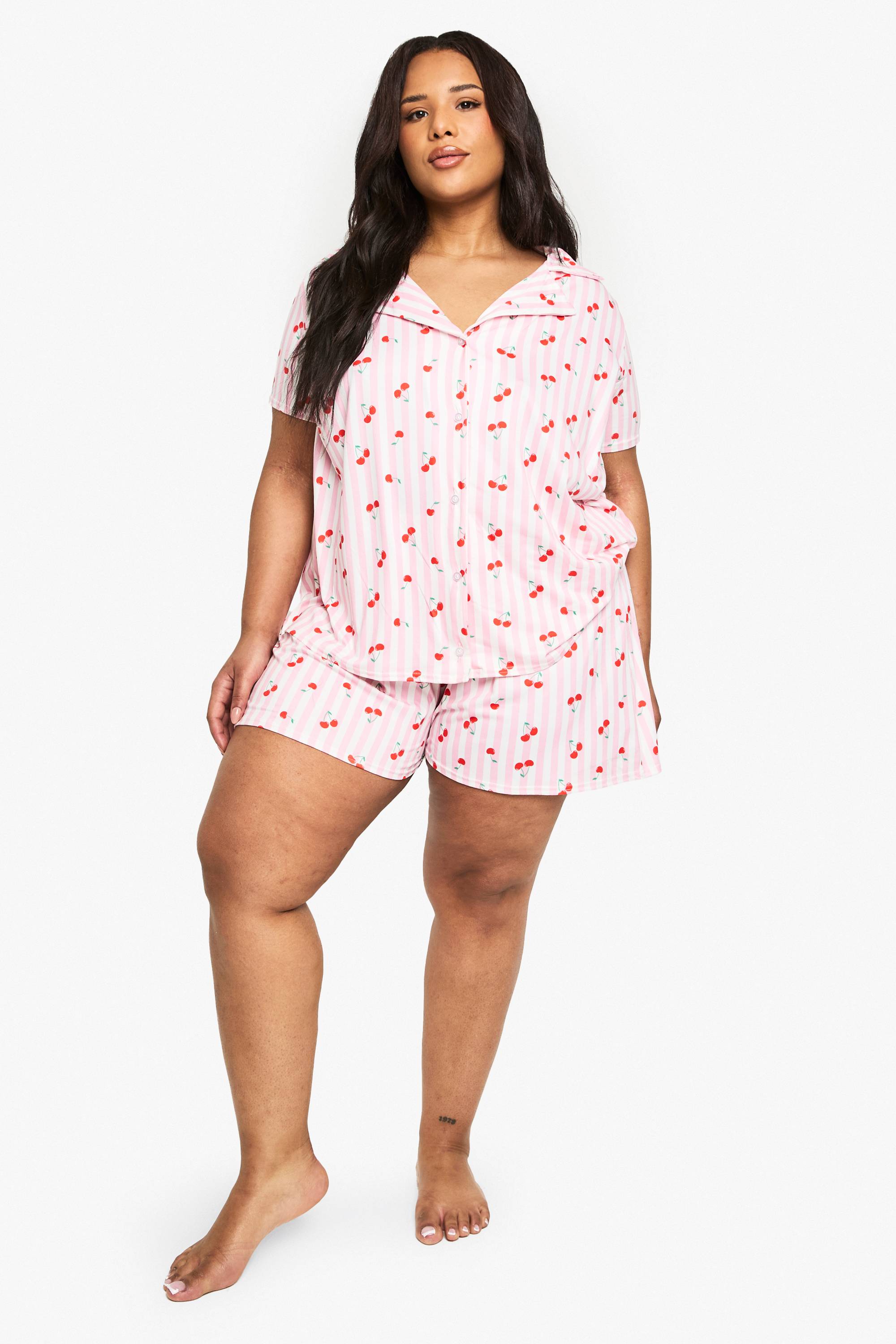 boohoo PLUS CHEMISE ET SHORT À IMPRESSION CERISE EN TAILLES PLUS
