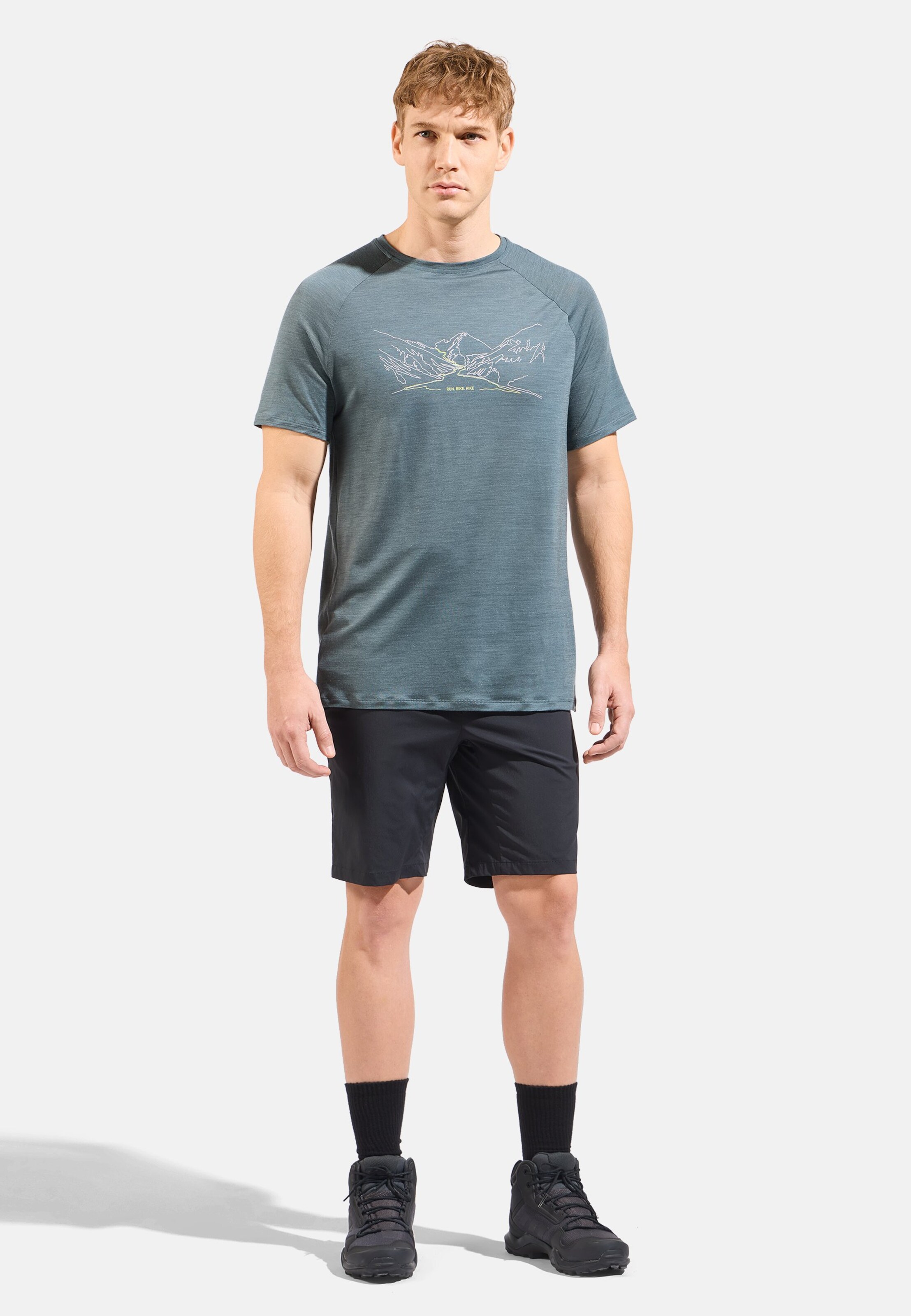 Essentials Wandershorts in black