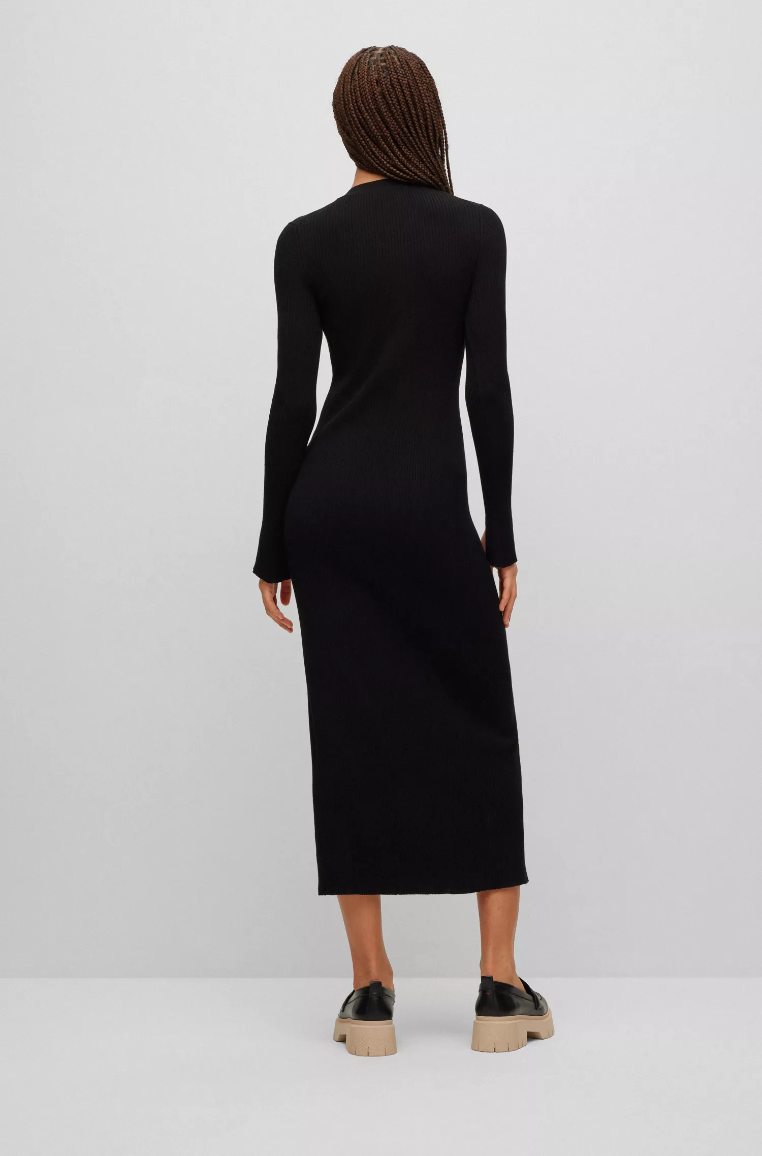 Vestido HUGO vermelho de malha com decote em V e detalhes de botões.