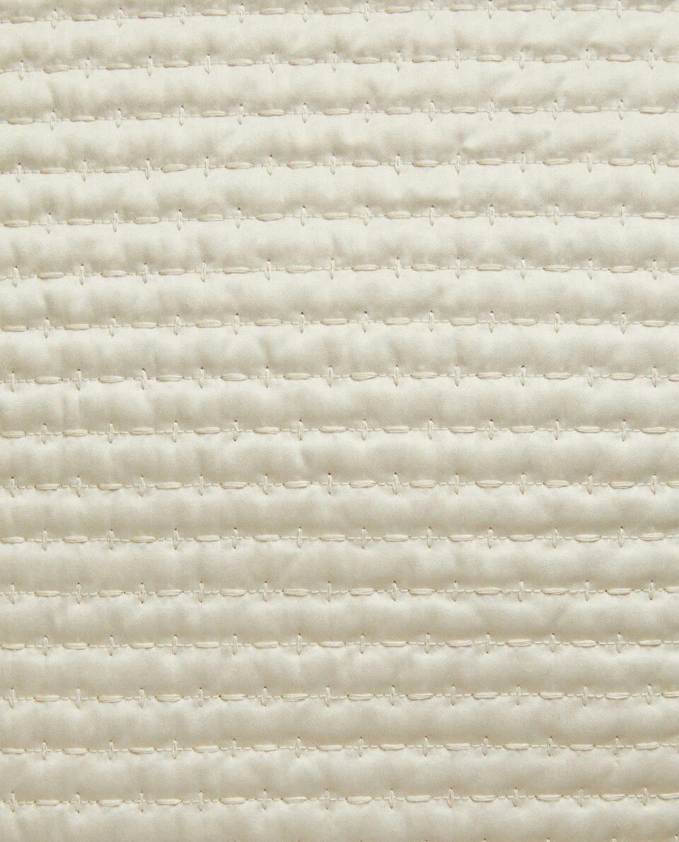 CAPA DE ALMOFADA COM COSTURA DETALHADA
