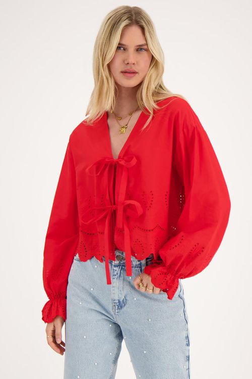 Rode blouse met strikjes en broderie
