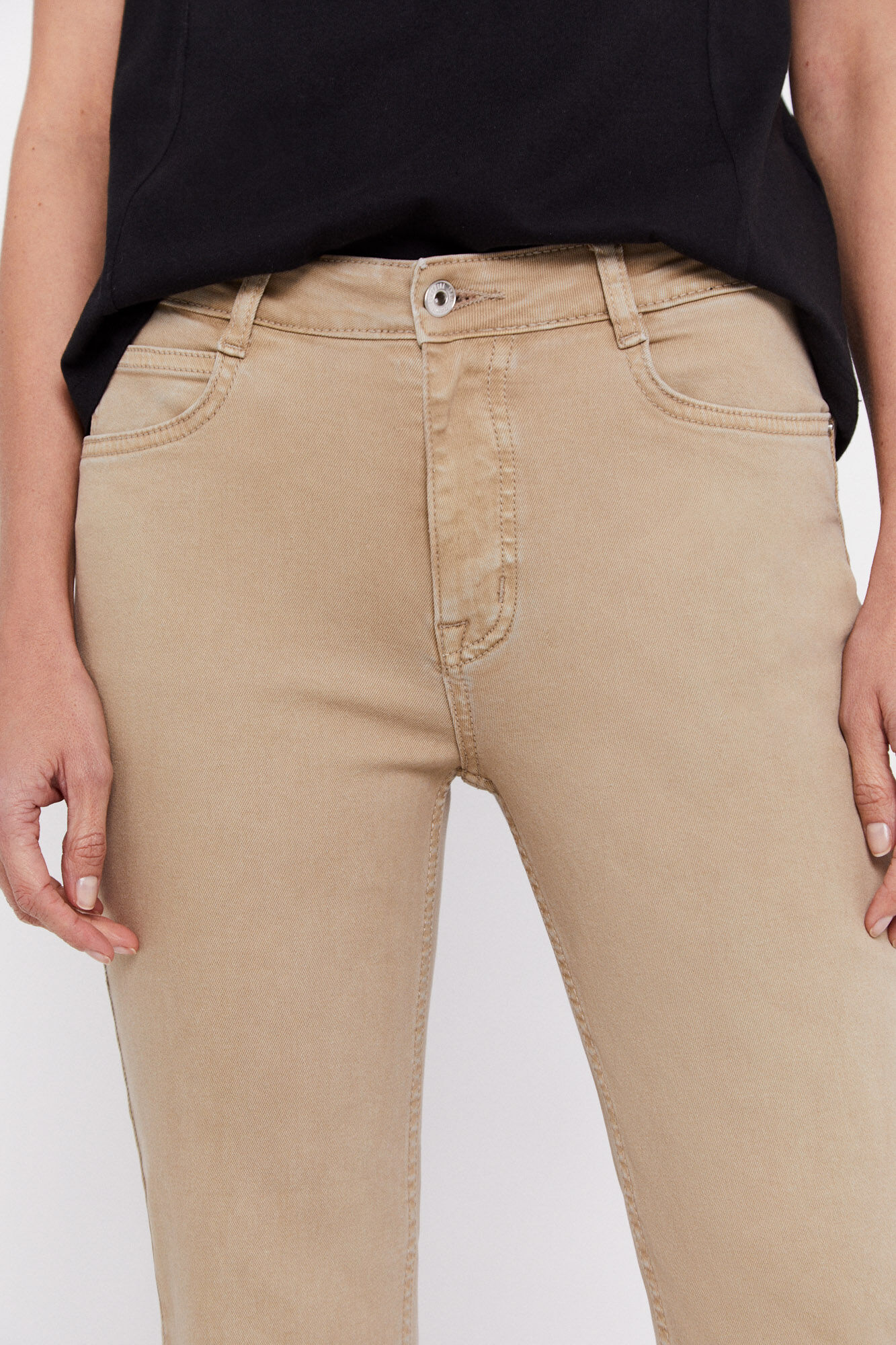 Calça cropped regular com 5 bolsos - Marrom