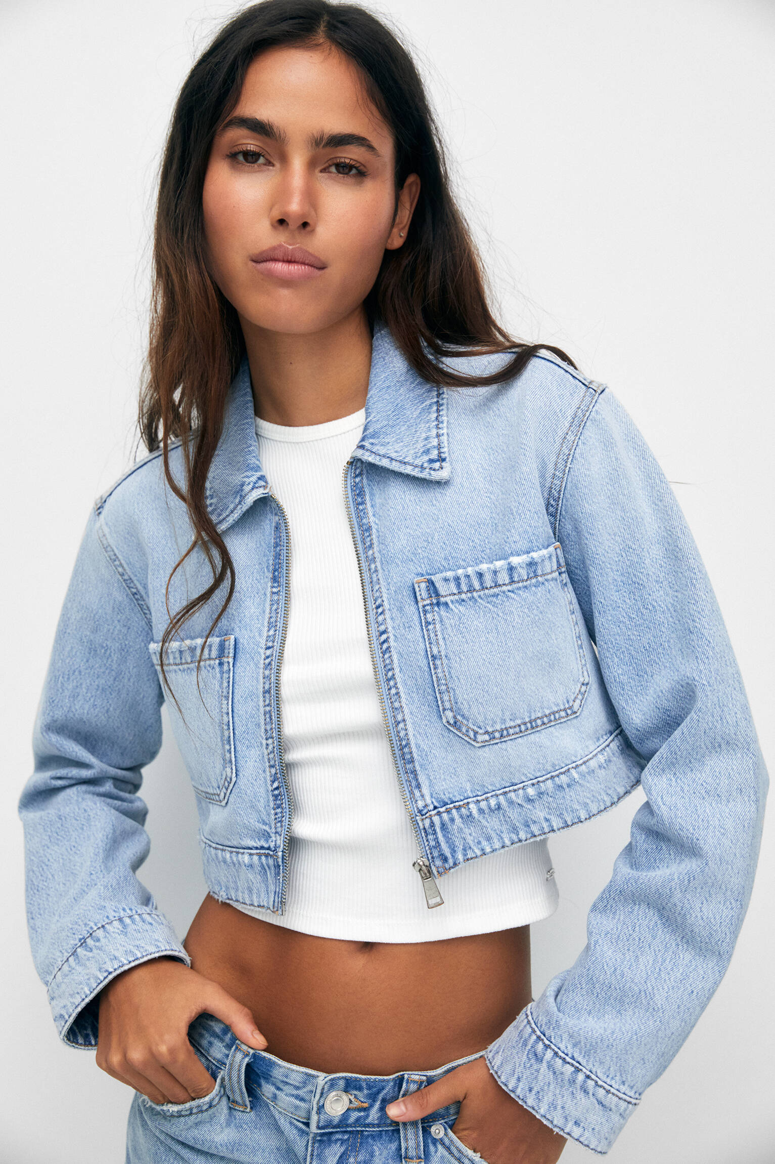 Jaqueta jeans cropped com zíper - azul claro