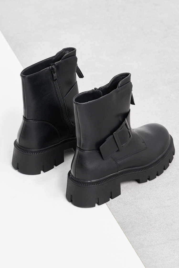 Bottines noires à boucles sur le côté
