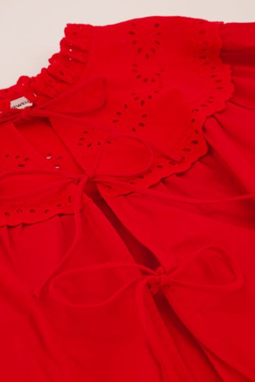 Rode top met strikjes en broderie