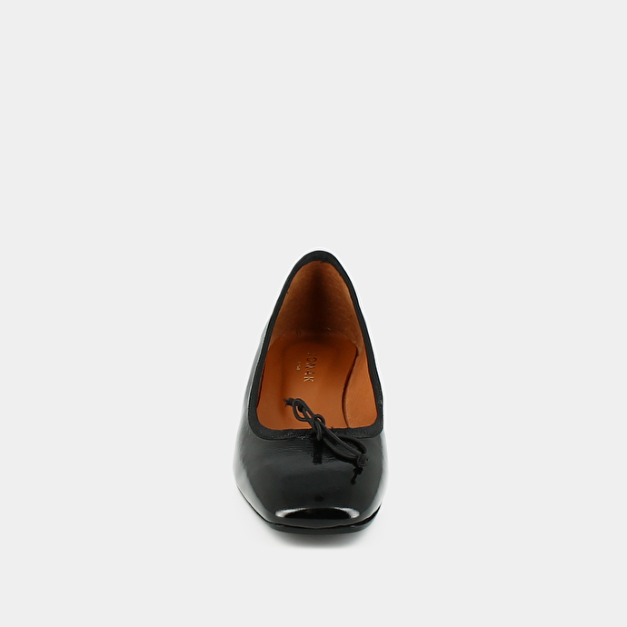 Ballerines à talons et bouts carrés  en vernis plissé noir