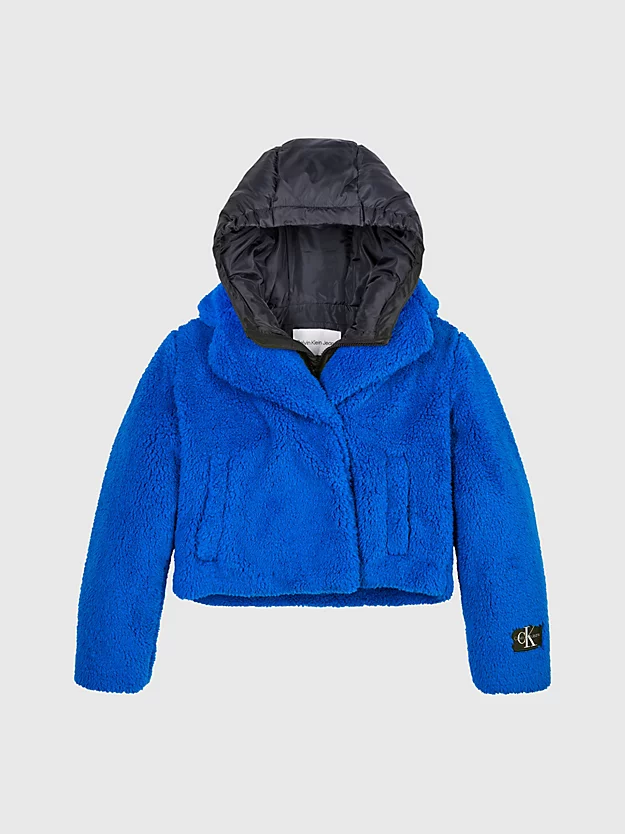 Jaqueta Teddy em camadas