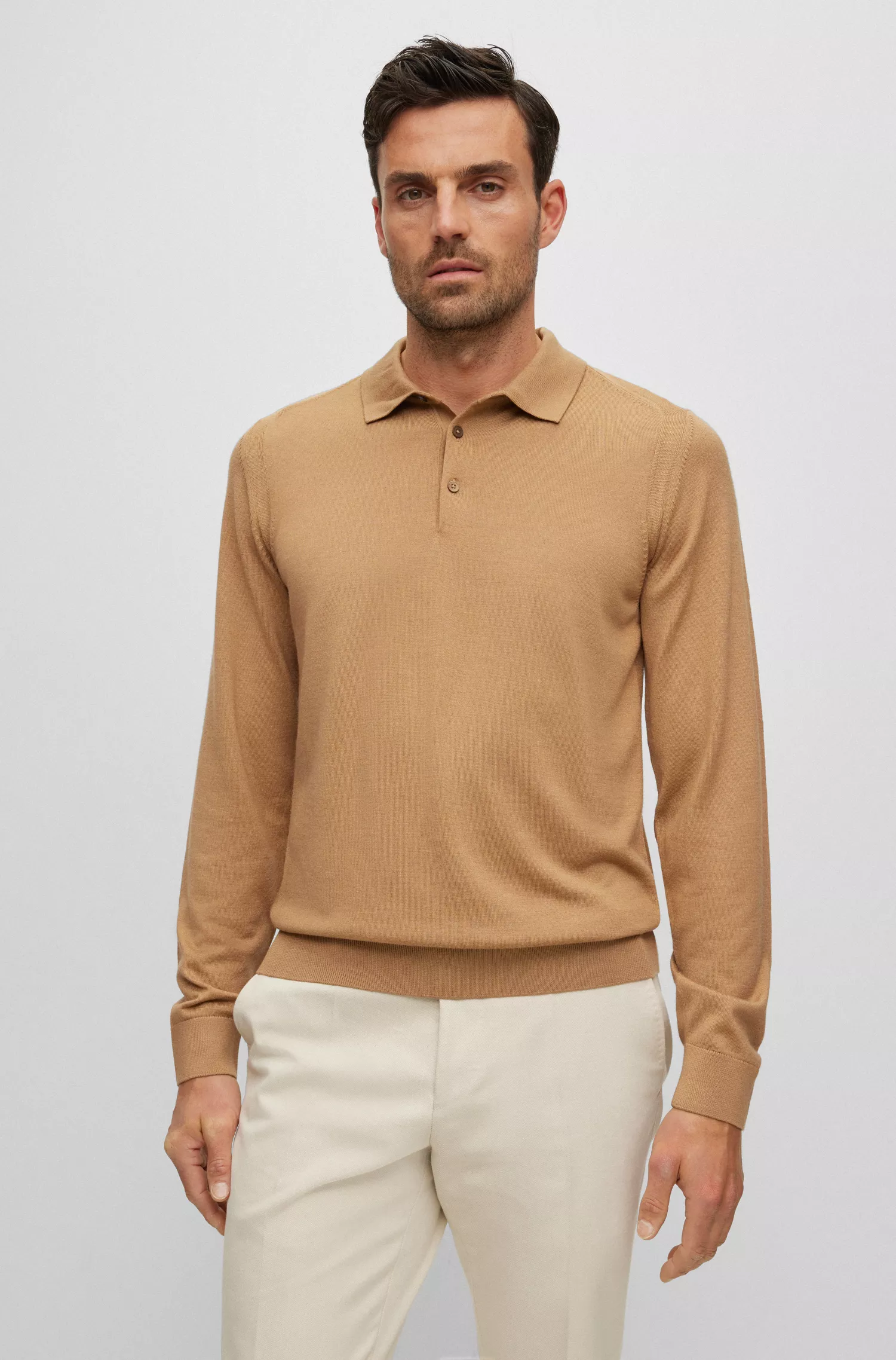 Suéter BOSS cor camelo com gola polo em lã, seda e cashmere.