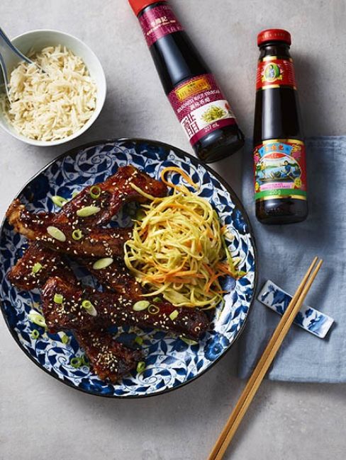 Zoetzure spareribs met Aziatische coleslaw in Shanghai-stijl