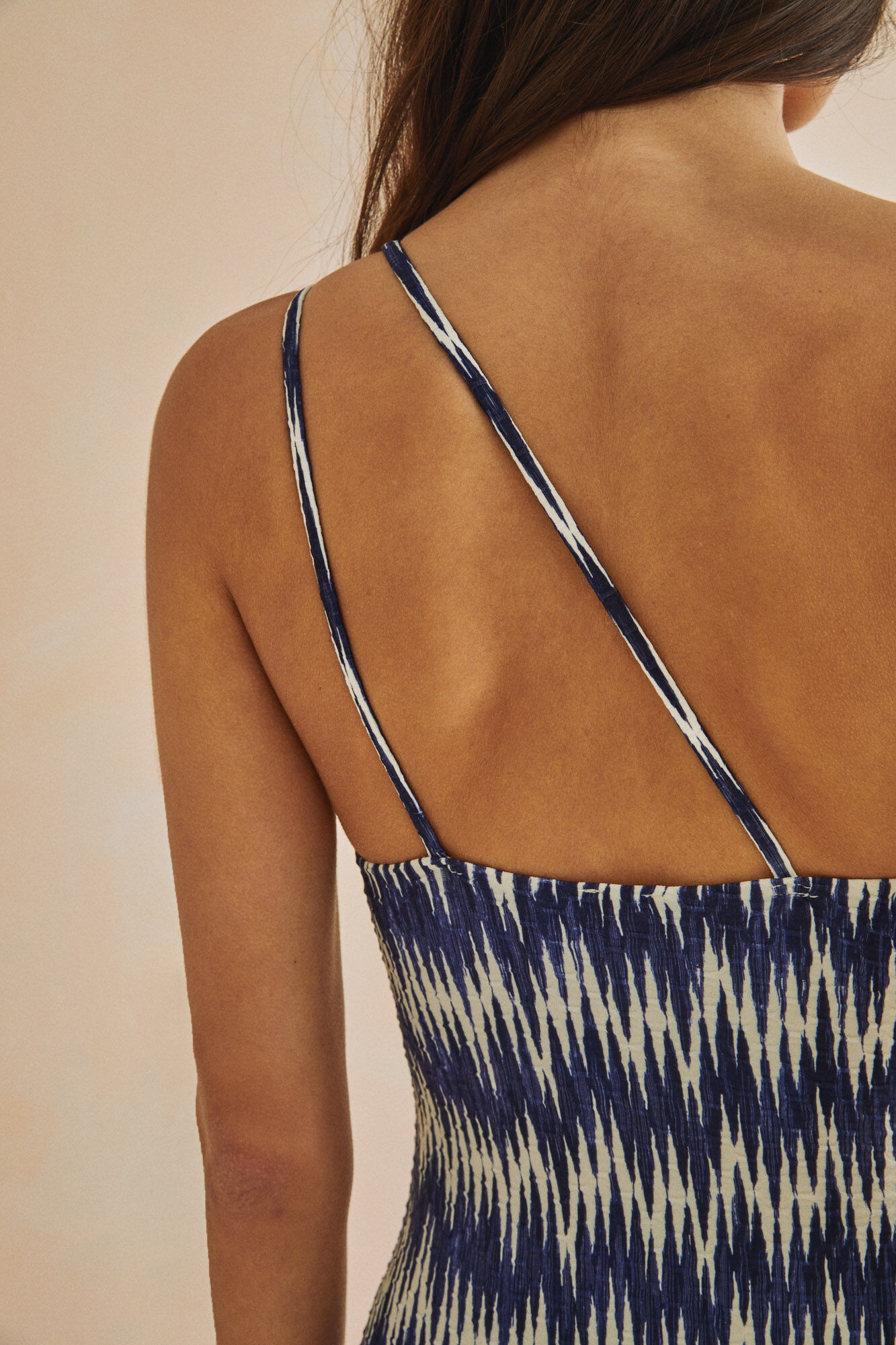 Maiô assimétrico com estampa ikat - estampa