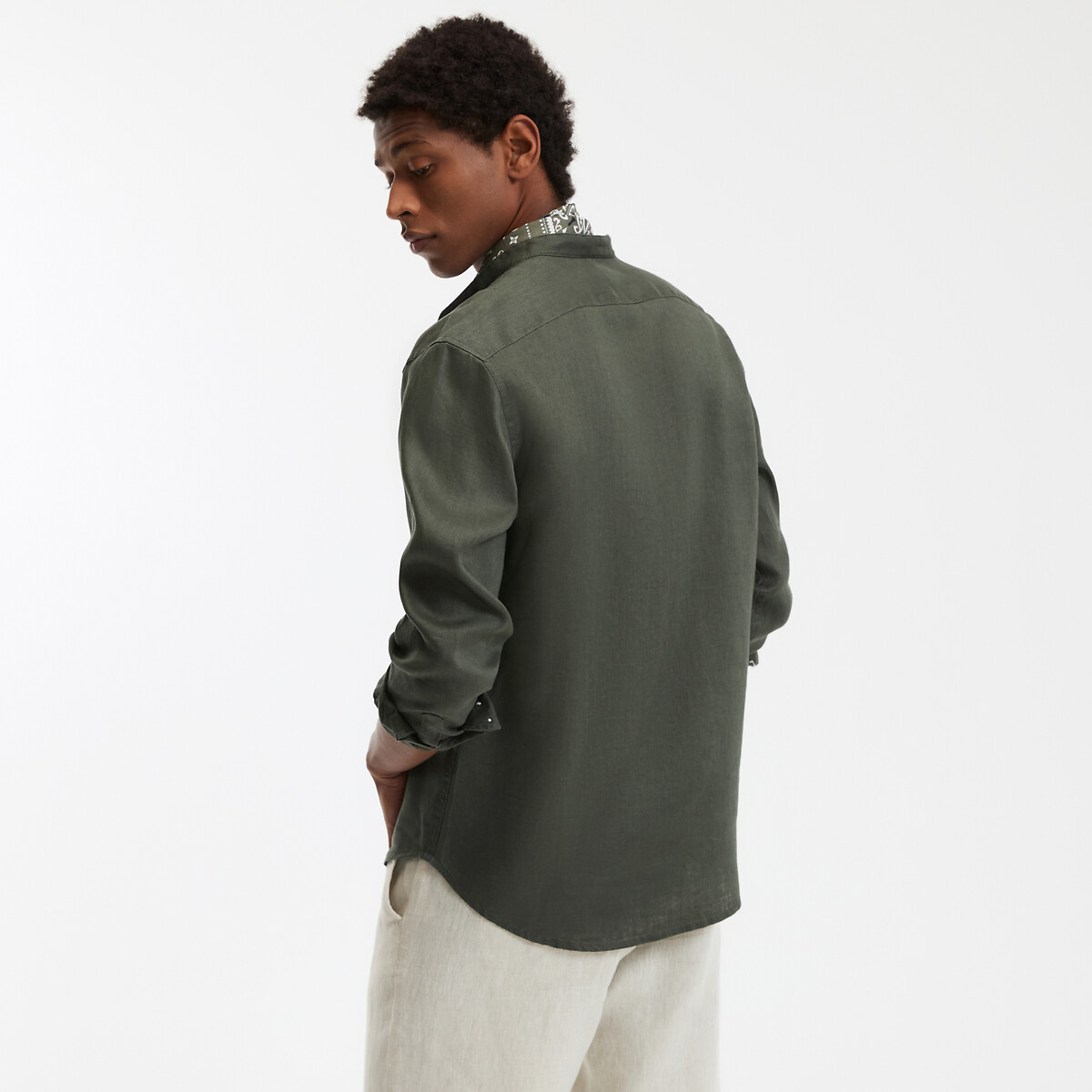 COLEÇÕES LA REDOUTE<br>Camisa reta, gola mandarim, em linho, assinatura AURELE
