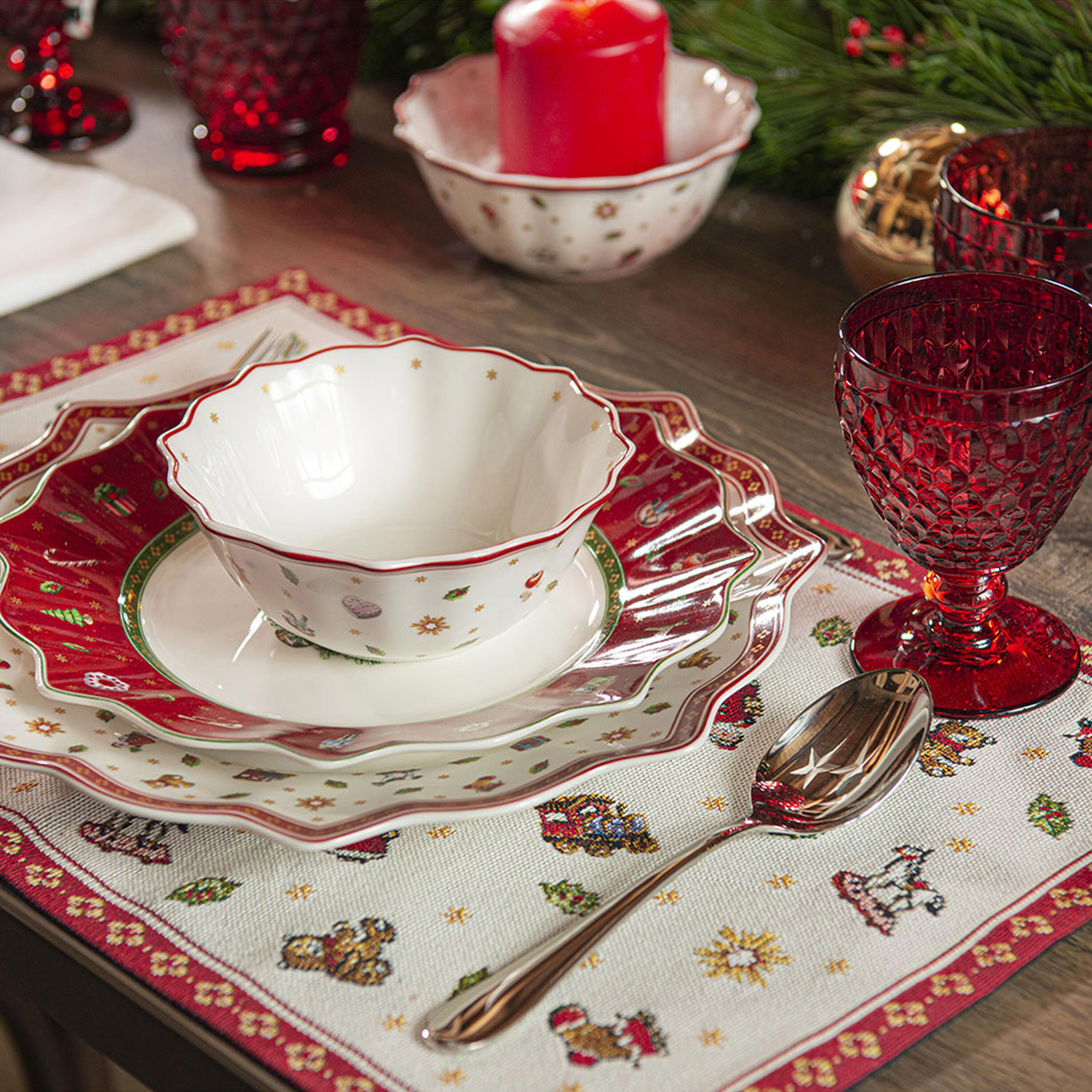 Toy's Delight Appetizer and dessert plate Red, 9.7'', Premium Porcelain