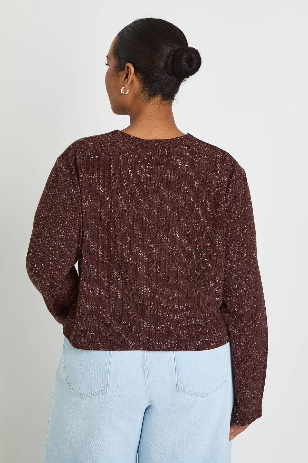 boohoo Haut Boxy Grande Taille à Côtes Pailletées avec Boutons Dorés