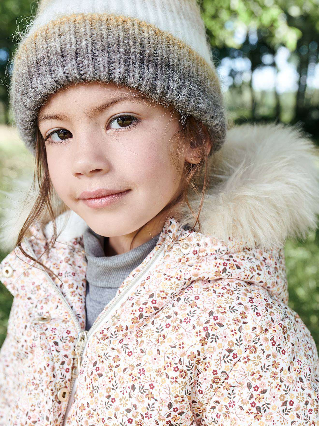 Jaqueta curta acolchoada com capuz estampado floral, tamanho médio infantil, estampa roxa.
