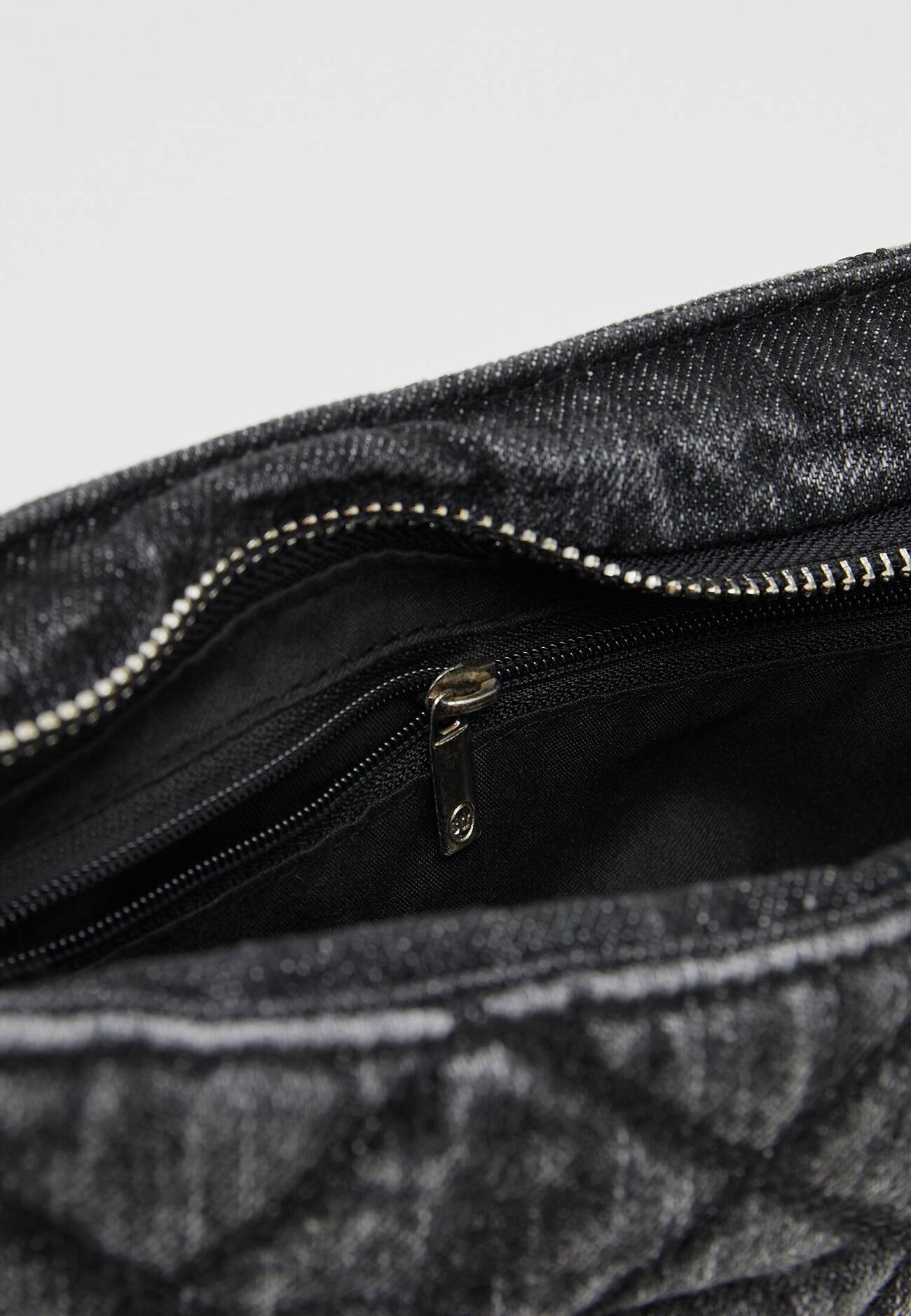 Bolsa de ombro em jeans acolchoado