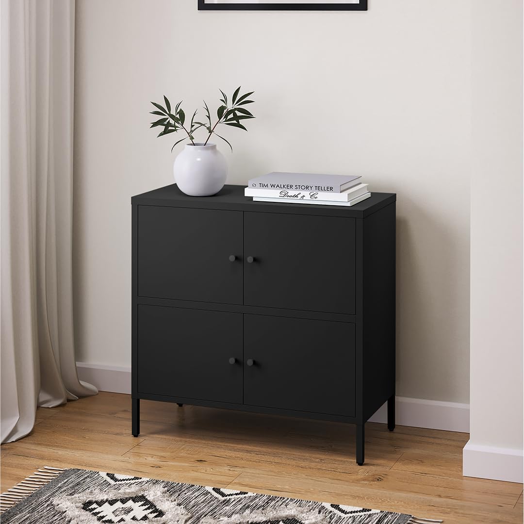 skølm Atriona Metall Kommode – Sideboard mit 2 Fächern & 4 Türen – Metallschrank in Schwarz – Kleiner Mehrzweckschrank 80 cm breit – höhenverstellbare Füße – Aufbewahrungsschrank – Wohnzimmerschrank