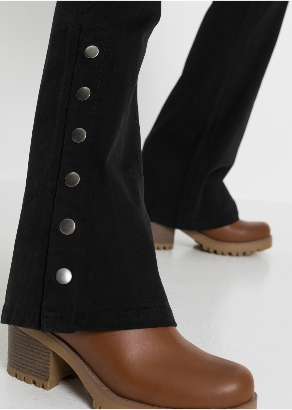 Pantalon évasé avec patte de boutonnage latérale