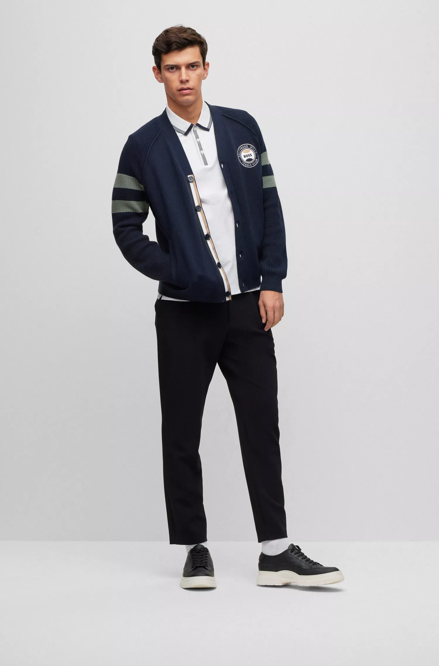 Camisa polo BOSS preta em algodão interlock com detalhes listrados.