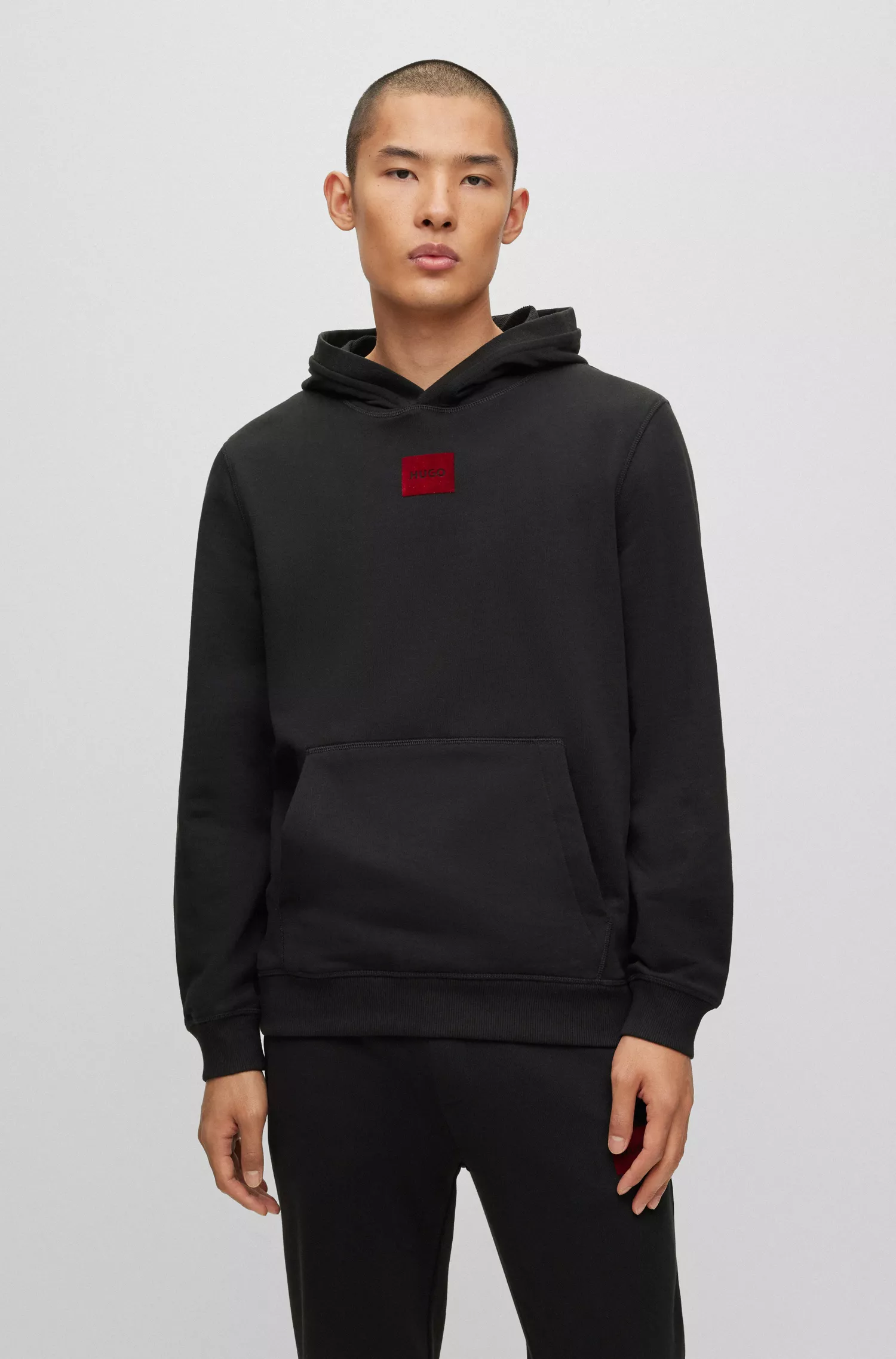 Moletom HUGO vermelho em algodão felpudo com modelagem regular e logo estampado em flocagem.