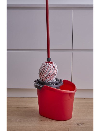 Super Easy Red Bucket with Wringer